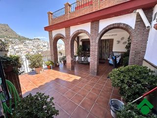 Casa aparellada a Álora. Casa en venta en álora