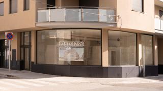 Local Comercial a Carrer de csar martinell i brunet 41. Espectacular local esquinero. Obra nova