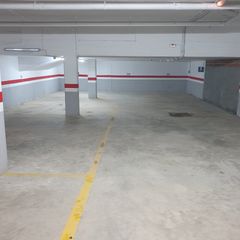 Rent Car parking in Carrer de cèsar martinell i brunet 3. Alquiler parking doble para coche y moto con accesos amplios