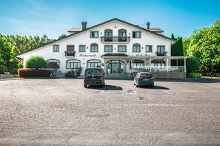 Edifici a Ledoira, frades, spain. Complejo hotelero y de eventos en funcionamiento en galicia
