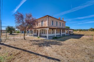 House in Valdestillas, valladolid, spain. Exclusiva finca rústica con vivienda, piscina y pabellón en vald