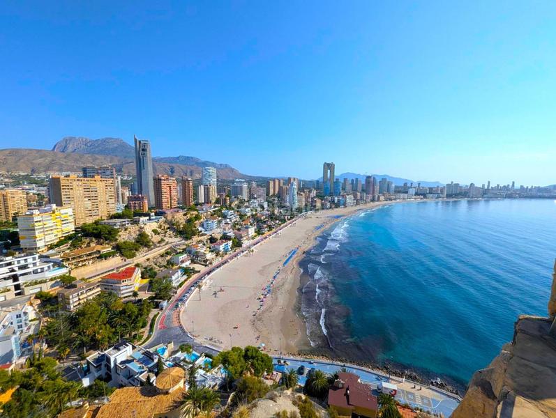 Foto 10b95737-cce9-416a-b989-9ef3b4e4ef9c. Alquiler apartamento piso encantador con escencia mediterránea en Benidorm