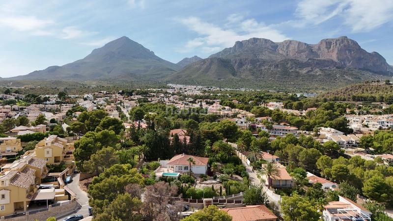 Foto 0ed6ae06-c4d3-4a5a-9774-f481b3f28aed. Casa adossada amb calefacció aparcament piscina a Nucia (la)