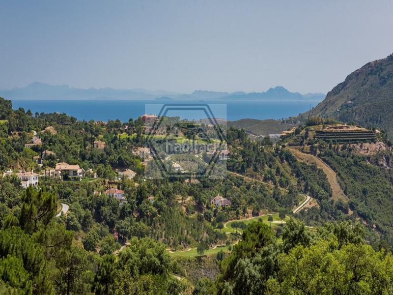 Foto 65bbd182-42dd-445d-83e8-df9f2fb0adc0. Casa adossada a avenida andalucia a Benahavís pueblo Benahavís