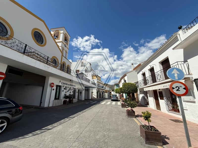 Foto a8738e8f-1b1e-4991-b280-a5ff33b7d000. Casa adossada a avenida andalucia a Benahavís pueblo Benahavís