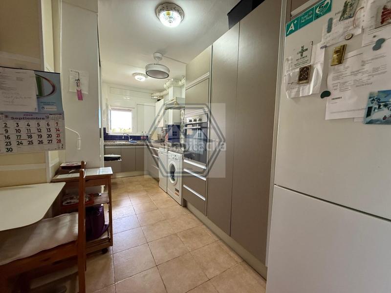 Foto ec4ba2c0-cccc-462b-8115-c8c3259378a4. Piso  en avenida del mercado en Zona Miraflores Marbella