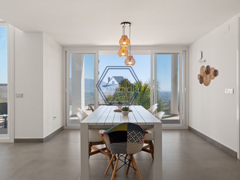 Foto 1135c266-f1d0-4692-8ce8-e10aa88c5d23. Casa amb aparcament a La Mairena Ojén