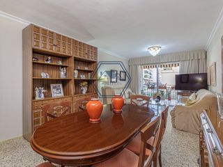 Pis  Avenida mayorazgo. Amplio piso de 4 dormitorios con balcón en miraflores, marbella