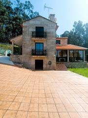 Xalet a Bueu. Impresionante chalet con piscina en venta en bueu