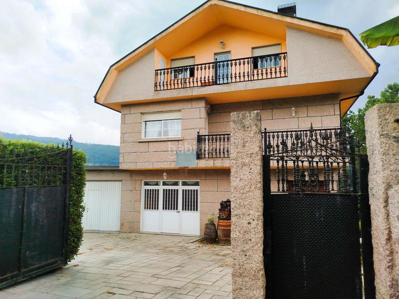 Foto 02bdf449-7850-4183-9ac0-c5bbc7faab83. Chalet  de piedra con jardín en Mos