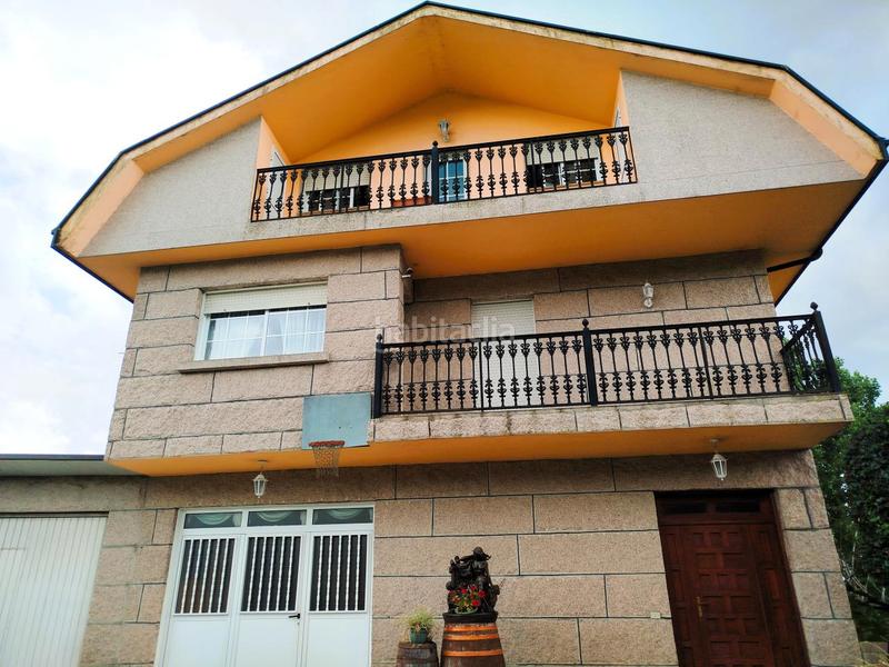 Foto 40e2b7b2-5e0f-486c-8b80-1d86bdc057b4. Chalet  de piedra con jardín en Mos