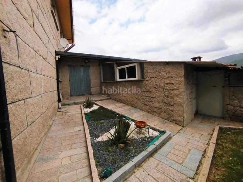 Foto c57f7ab0-b07f-4e6d-b06c-94d7dd091f2d. Chalet  de piedra con jardín en Mos