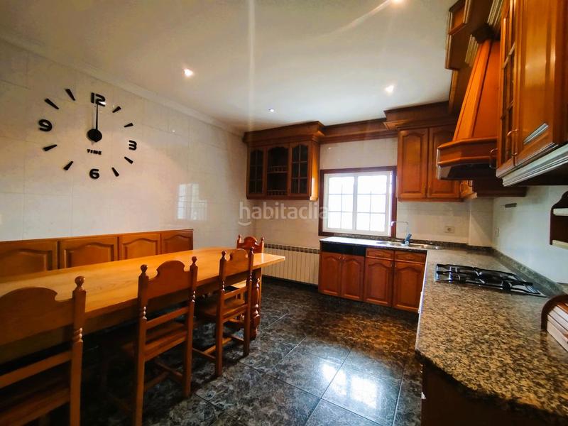Foto c6c2885c-f8df-42f3-a1a7-c8ce8aa1d6b7. Chalet  de piedra con jardín en Mos