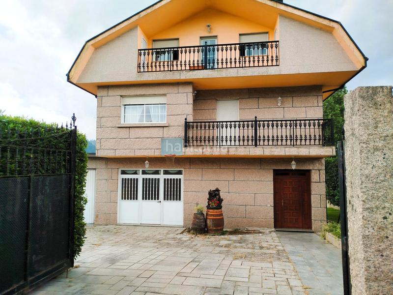 Foto dff062ed-5e17-4204-af52-80864d900342. Chalet  de piedra con jardín en Mos