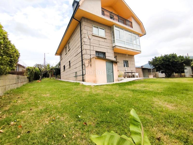 Foto f881426e-8a6b-4fd8-8e03-41ec7175f372. Chalet  de piedra con jardín en Mos