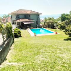 Xalet a Moaña. Chalet de piedra con piscina y vistas al mar en venta en o con (