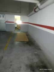 Aparcament cotxe  Carrer de la sardana. Pàrquing+traster a berga