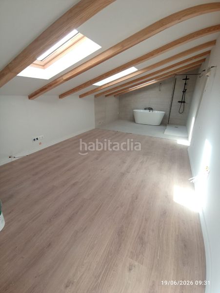 Foto 6af5f135-e624-45a9-9f0e-7d6340d06ece. Dúplex amb xemeneia calefacció a Berga