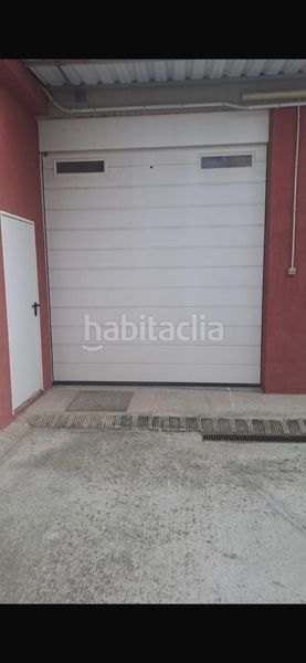 Foto c98eb139-4951-4c9d-9e0b-7f35359a1684. Aparcament cotxe a Berga