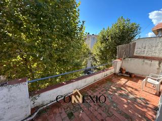 Duplex à Banyoles. Es ven casa de poble amb local comercial al centre de banyoles d