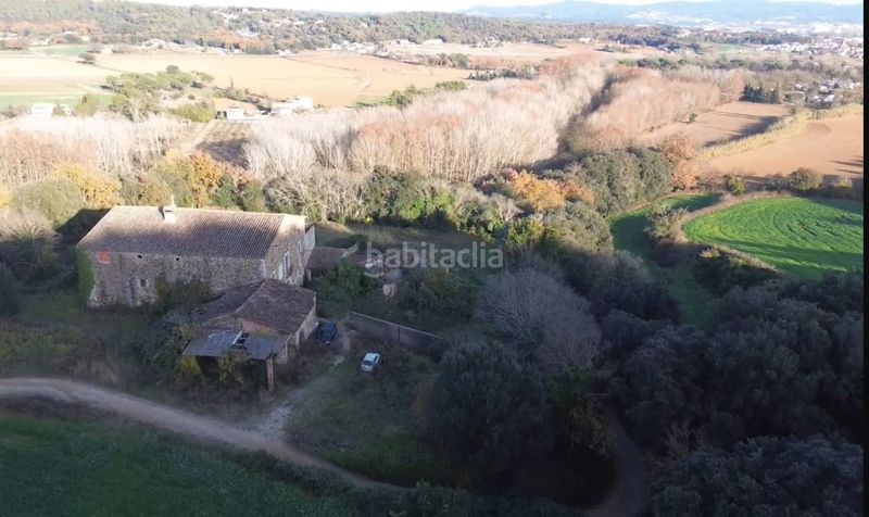 Foto 0df378be-2789-4f94-9d76-a850f623d400. Masia amb xemeneia aparcament a Sant Gregori
