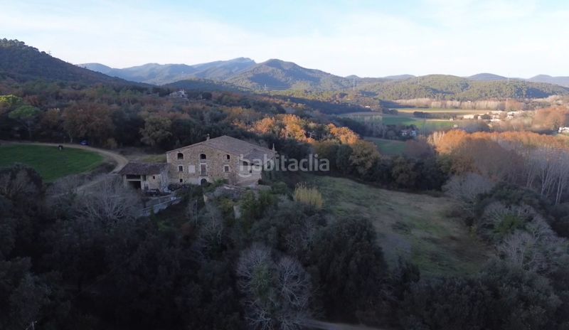 Foto 186ab9bd-dd7f-4b93-9f46-209c2e768812. Masia amb xemeneia aparcament a Sant Gregori