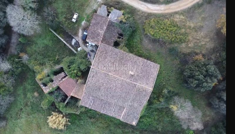 Foto 1d4fc3b2-a2af-44f4-aaf4-ee43ff57400e. Masia amb xemeneia aparcament a Sant Gregori