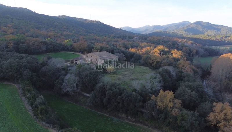Foto 2eb94125-1680-48b0-a88c-f59b9575434b. Masia amb xemeneia aparcament a Sant Gregori