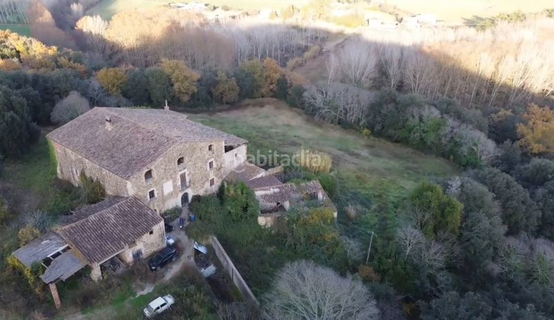 Foto 50cdcecd-214f-4f65-a3d8-bc2eff7bc35f. Masia amb xemeneia aparcament a Sant Gregori