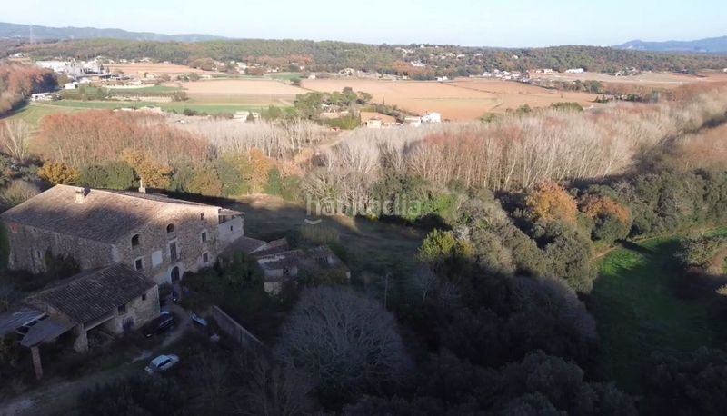 Foto 67d17268-737c-4824-bf71-e647aeb27e15. Masia amb xemeneia aparcament a Sant Gregori
