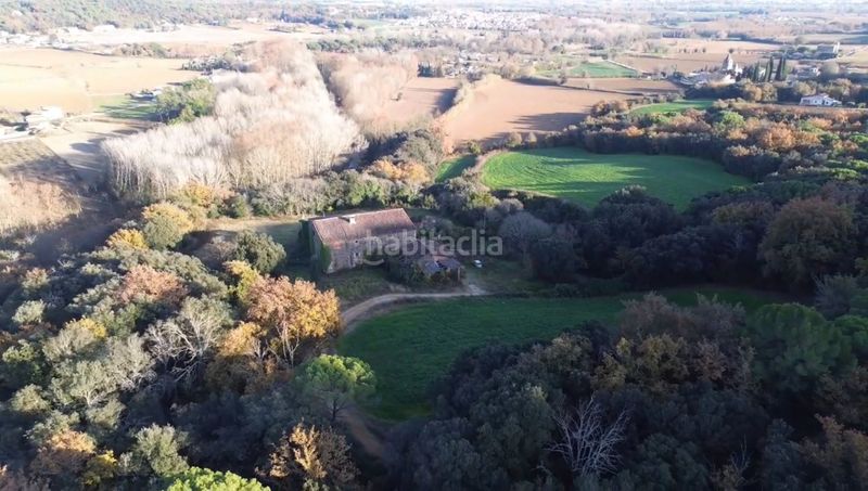 Foto 91486e95-3b42-4420-a5bf-b6a662fd4d26. Masia amb xemeneia aparcament a Sant Gregori