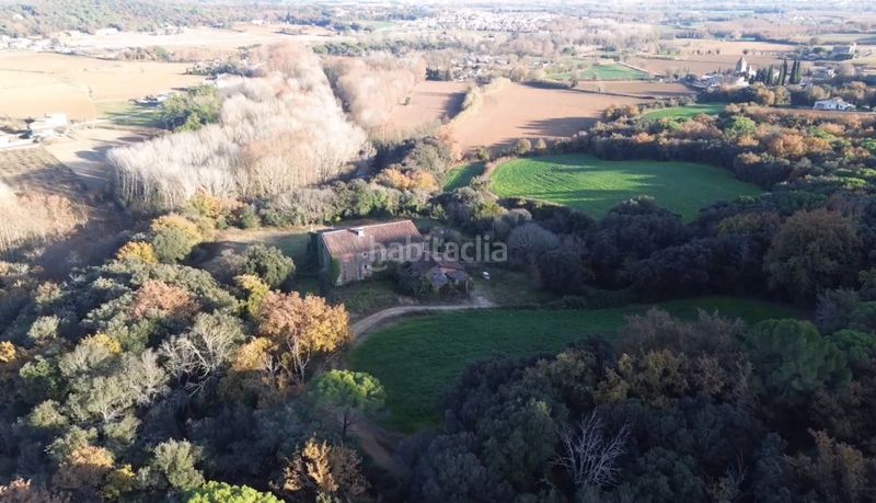 Foto a708ebb9-5df9-469f-a54b-816513957e88. Masia amb xemeneia aparcament a Sant Gregori