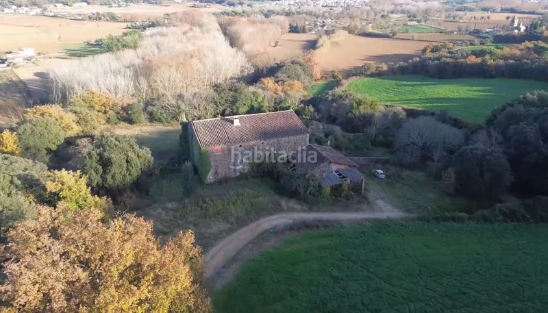 Foto b17b962a-a72c-4bec-ac95-7b880e2a7ffc. Masia amb xemeneia aparcament a Sant Gregori