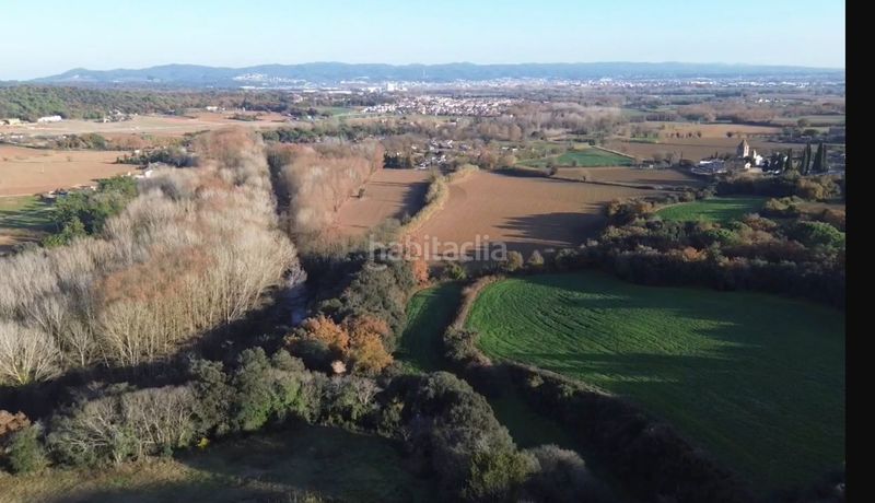 Foto ef67a42b-2978-4b55-837b-9fd5e81daee9. Masia amb xemeneia aparcament a Sant Gregori