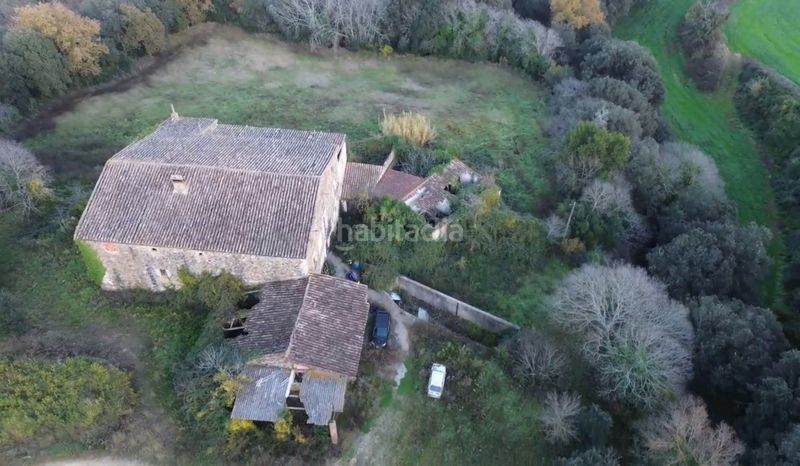 Foto f23731a0-9e3c-4759-a714-47b325d13eb0. Masia amb xemeneia aparcament a Sant Gregori