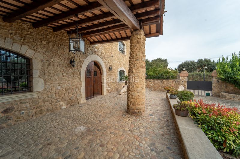 Foto f6779f66-d674-4c7d-bf65-c04643a3f4c0. Masia amb xemeneia calefacció aparcament piscina a Sant Joan de Mollet