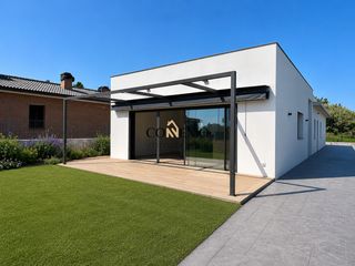 Casa a Banyoles. Casa de obra nueva de una sola planta en banyoles