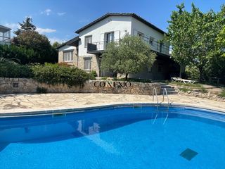 Casa in Banyoles. Exclusiva vivienda con jardín y piscina en el centro de banyoles