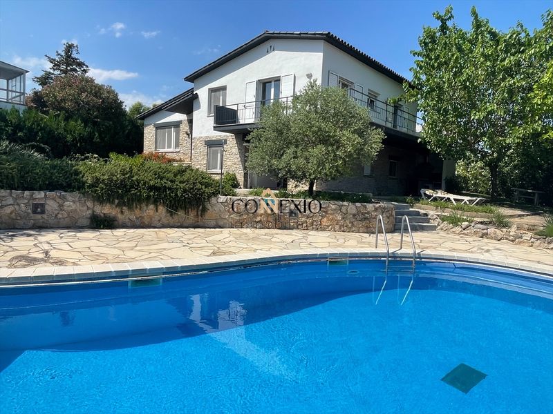 Foto 38398d84-f083-4ce5-b8a2-f9b7aa08332d. Casa amb xemeneia calefacció aparcament piscina a Banyoles