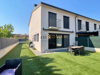 Maison jumelée à Vilablareix. Casa con jardín en vilablareix