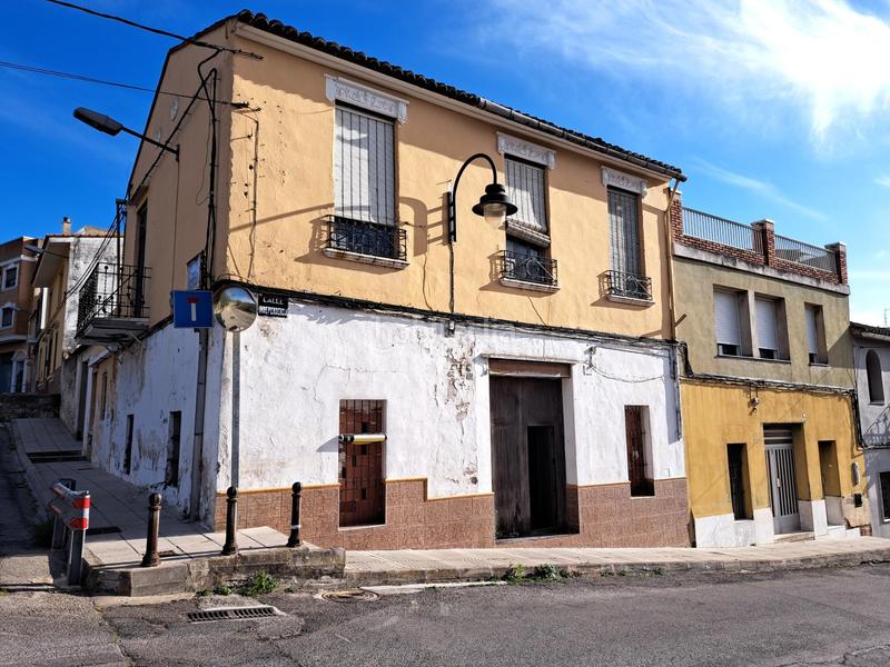 Foto 62d9e103-8b1c-4b95-8ea1-ba1357ba4da9. Casa  en venta que forma esquina a dos calles en Alzira