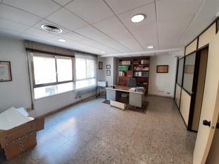 Bureau à Centre. Local en planta entresuelo equipado como oficinas