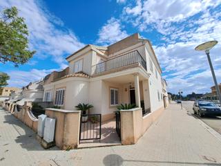 Casa adossada a Polinyà de Xúquer. Estupenda casa esquinera con dependencias muy amplias