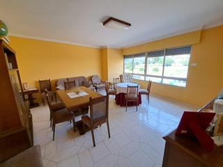 Casa en Pere Crespí. Casa esquinera en venta con locales comerciales y garaje en la a
