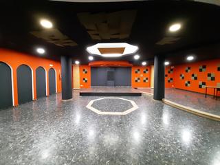 Lloguer Local Comercial a Alquenència - Venècia. Local con salida de humos ideal para restaurante