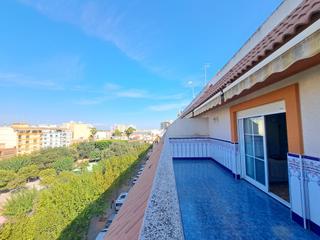 tic en Pere Cresp. Precioso tico con vistas despejadas al parque pere cresp