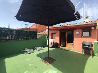 Maison jumelée à Calle melchor garavillo de lara 6. ** casa reformada con 3 habitaciones, merendero (txoco) y terraz