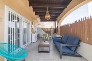 Xalet a Valverde. Estupendo chalet  de dos plantas a la venta en valverde en urban