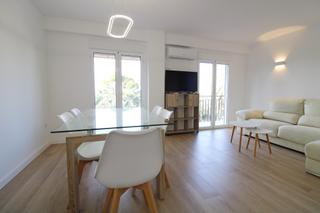 Rent Flat in El Raval - Portes Encarnades. Completamente reformado, con ascensor, vistas a los huertos.