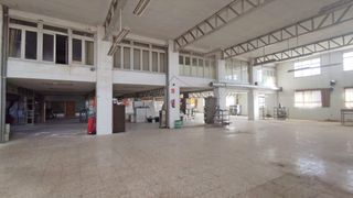 Rent Industrial building in El Raval - Portes Encarnades. Excelente ubicación,  lista para entrar, con aparcamiento.